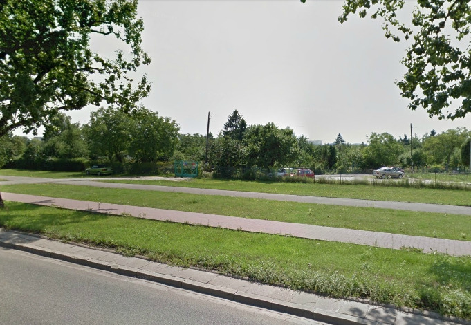 Zdjęcie kolorowe. Przedstawia ogródki działkowe im. Jana III Sobieskiego w Warszawie znajdują się przy ulicy Jana III Sobieskiego.