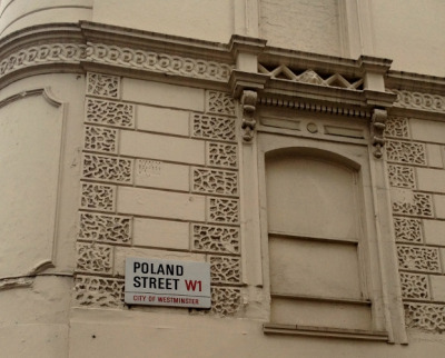 Kolorowe zdjęcie współczesne. Przedstawia Poland Street w Londynie. Ulicę nazwano tak na cześć Jana III po bitwie pod Wiedniem. 