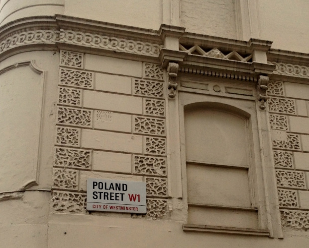 Kolorowe zdjęcie współczesne. Przedstawia Poland Street w Londynie. Ulicę nazwano tak na cześć Jana III po bitwie pod Wiedniem. 