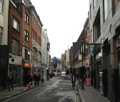 Kolorowe zdjęcie współczesne. Przedstawia Poland Street w Londynie. Ulicę nazwano tak na cześć Jana III po bitwie pod Wiedniem. Stał przy niej kiedyś zajazd "Polish King", ale został zniszczony podczas bombardowania Londynu w 1940 roku.