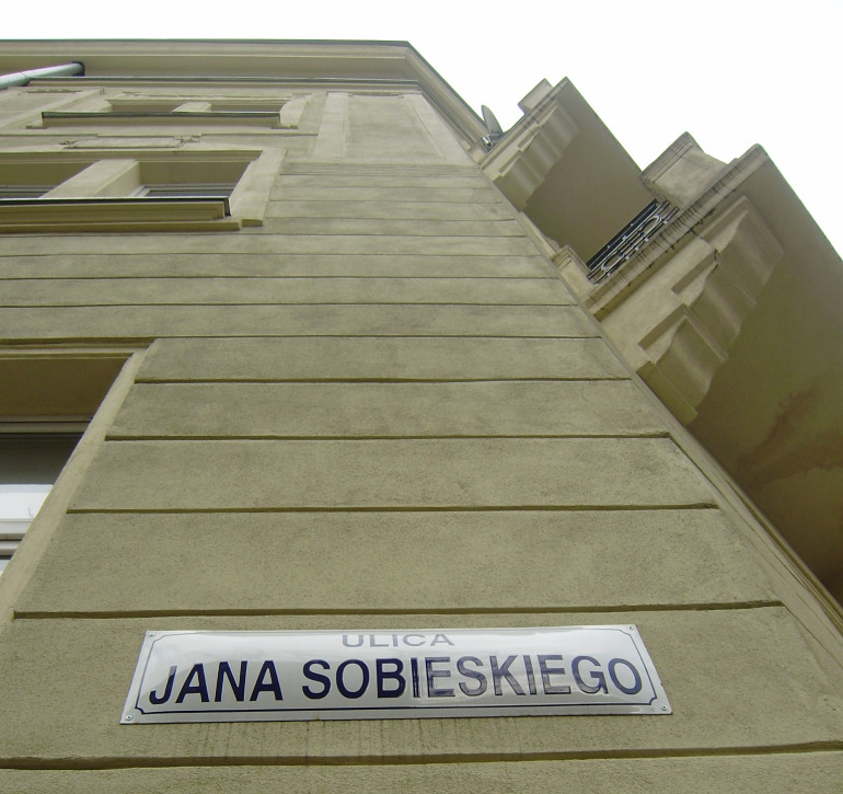 Kolorowa, współczesna fotografia. Przedstawia napis ulicy Jana Sobieskiego.  