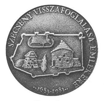 Rewers medalu upamiętniającego 300. rocznicę wyzwolenia węgierskiej miejscowości Szecseny. Przedstawia zarys twierdzy otoczonej rysunkiem przyepominającym fortyfikacje. 