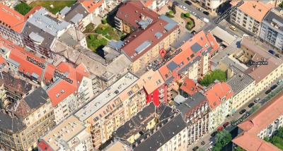 Zdjęcie pokazuje z lotu ptaka kamienice i ulice miejskie, a wśród nich ulicę Jana Sobieskiego w Budapeszcie w IX dzielnicy. 