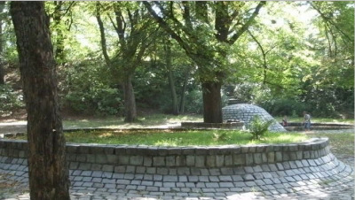 Zdjęcie współczesne. Przedstawia widok na park. Jest to Park im. króla Jana III Sobieskiego w Wałbrzychu, położony na wzgórzach w centrum miasta. Został założony na początku XX wieku na zalesionych terenach Wzgórza Szubienicznego i części majątku szlacheckiego Altwasser. W parku znajduje się ponad 110 gatunków drzew i krzewów.