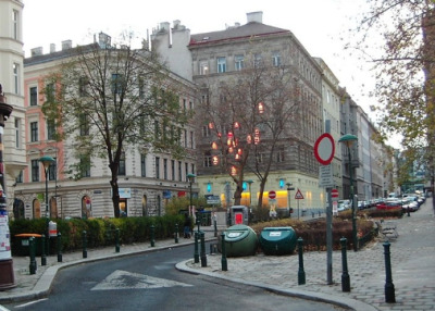 Współczesna fotografia. Ilustruje fragment miasta. Widzimy ulicę i kamienice. Jest to Sobieskigasse i Sobieskiplatz w Wiedniu.