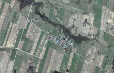 Zdjęcie z lotu ptaka. Na fotografii zaznaczony punkt i napis Sobieski. Jest to wieś w województwie podlaskim, w gminie Mońki.