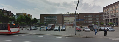 Współczesne zdjęcie. Przedstawia widok na plac, budynki i ulicę. Jest to Plac Jana III Sobieskiego w Bytomiu.