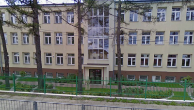 Współczesne zdjęcie. Przedstawia widok na budynek szkoły. Jest to Gimnazjum nr 112 im. Króla Jana III Sobieskiego w Warszawie. 