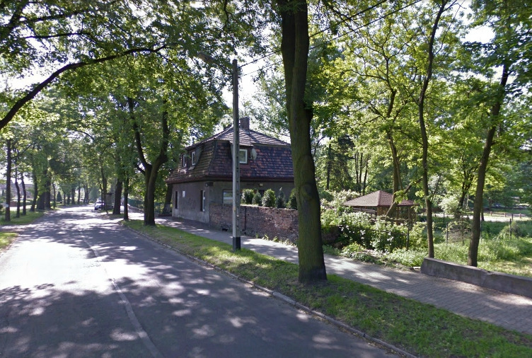 Współczesna fotografia. Przedstawia ulicę Jana III Sobieskiego w Rudzie Śląskiej, która znajduje się w Kuźnicy Rudzkiej - dzielnicy Rudy Śląskiej. W jej pobliżu mieści się Park im. Jana III Sobieskiego z lipą Sobieskiego. Przez Kuźnicę Rudzką szły pod Wiedeń wojska koronne z Janem III na czele.