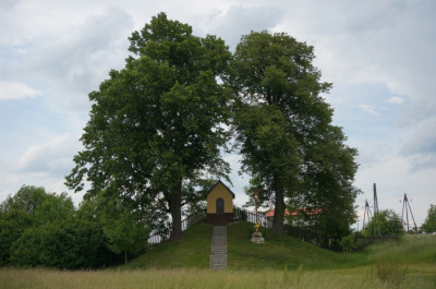 Współczesna fotografia. Przedstawia drzewa i pośród nich kapliczkę. Są to lipy Sobieskiego w Koszęcinie. Historia mówi, że lipy te zostały zasadzone, a kapliczka zbudowana w roku 1683. Niestety w 1942 roku lipy zostały ścięte, a kapliczka zdewastowana przez Niemców. W 1947 roku harcerze z ZHP posadzili nowe lipy, pod koniec XX wieku odbudowano również kapliczkę. Historia koszęcińskich lip jest znakomitym przykładem siły legendy króla Jana III.