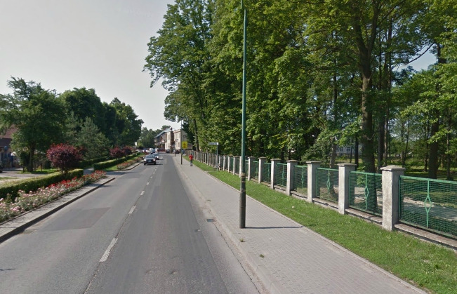 Współczesna fotografia. Przedstawia ulicę Sobieskiego w Koszęcinie. W tej wsi w województwie śląskim znajdują się, prócz ulicy Sobieskiego, również lipy Sobieskiego, stanowiące wraz z murowaną kapliczką niezwykle malowniczą kompozycję krajobrazową.