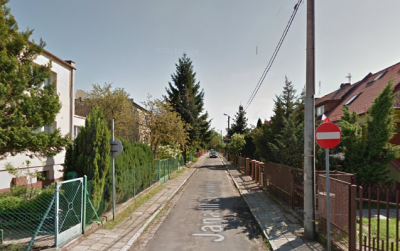 Współczesne zdjęcie. Przedstawia widok na ulicę. Po prawej i lewej stronie zabudowania. Jest to Ulica Jana III Sobieskiego w Legnicy. 