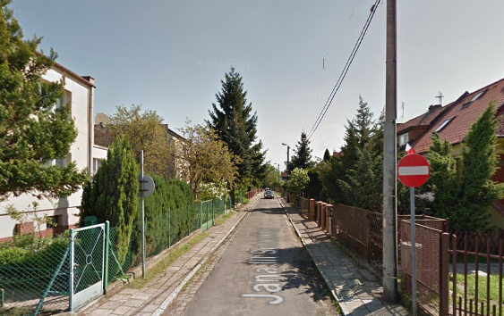 Współczesne zdjęcie. Przedstawia widok na ulicę. Po prawej i lewej stronie zabudowania. Jest to Ulica Jana III Sobieskiego w Legnicy. 