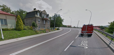 Współczesne zdjęcie. Przedstawia widok na ruchliwą ulicę wraz z zabudowaniami po lewej stronie. Jest to Ulica Jana III Sobieskiego w Przemyślu. 