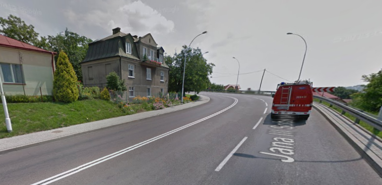 Współczesne zdjęcie. Przedstawia widok na ruchliwą ulicę wraz z zabudowaniami po lewej stronie. Jest to Ulica Jana III Sobieskiego w Przemyślu. 