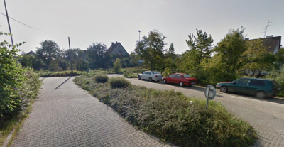 Współczesne zdjęcie. Przedstawia widok na małą ulicę wewnątrz osiedla domków jednorodzinnych. Jest to Ulica Jana III Sobieskiego w Szczecinie. 