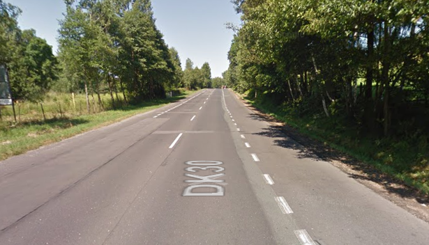 Współczesne zdjęcie. Przedstawia widok na ulicę z drzewami przy drodze. Jest to ulica Jana III Sobieskiego w Jeleniej Górze. 