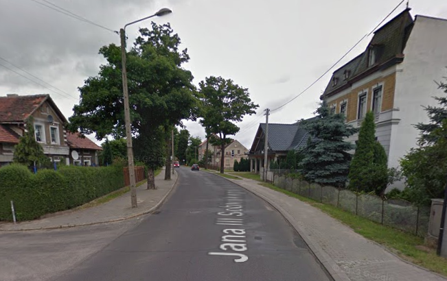 Współczesne zdjęcie. Przedstawia widok na ulicę wewnątrz osiedla domków jednorodzinnych. Jest to Ulica Jana III Sobieskiego w Szprotawie.