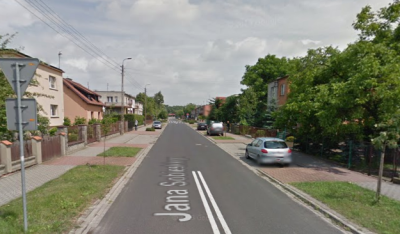 Współczesne zdjęcie. Przedstawia widok na ulicę w małym mieście. Jest to Ulica Jana Sobieskiego w Lesznie. 