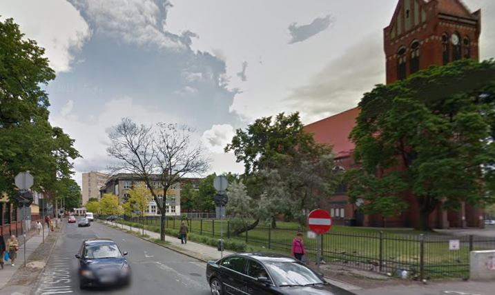 Współczesne zdjęcie. Przedstawia ulicę i zabudowania. Jest to ulica Jana III Sobieskiego w Bydgoszczy.  