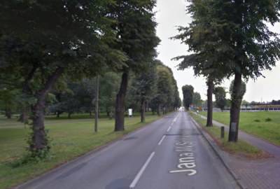 Współczesne zdjęcie. Przedstawia widok na ulicę z drzewami. Jest to ulica Jana III Sobieskiego w Kętach.