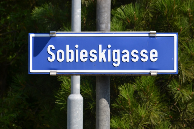 Współczesne zdjęcie. Przedstawia tablicę z nazwą ulicy Sobieskigasse. Jest to ulica Jana III Sobieskiego w miejscowości Hollabrunn.