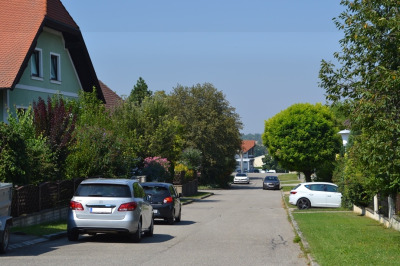 Współczesne zdjęcie. Przedstawia ulicę z jadącymi samochodami. Jest to ulica Jana III Sobieskiego w miejscowości Hollabrunn.
