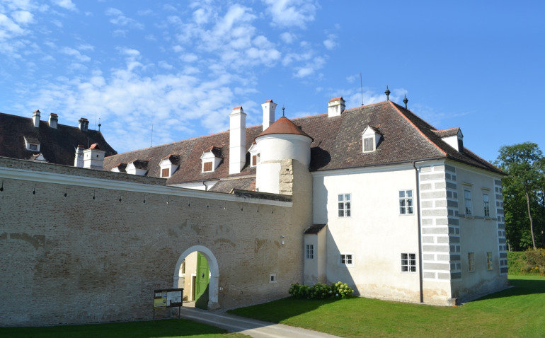 Zdjęcie przedstawia zamek w Stetteldorf  w Austrii. 