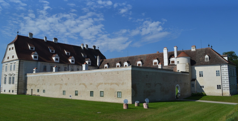 Zdjęcie przedstawia zamek w Stetteldorf  w Austrii. 