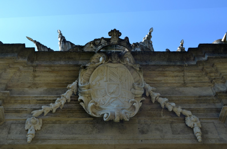 Zdjęcie przedstawia herb powyżej którego znajduje się korona królewska. Obok herbu dwie wici roślinne spływające w dół. Herb znajduje się na bramie wjazdowej do zamku w Stetteldorf w Austrii. 