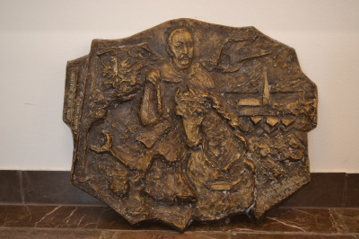 Zdjęcie przedstawia płaskorzeźbę, która znajduje się w sali konferencyjnej w Stacji Naukowej Polskiej Akademii Nauk. Jest to przedstawienie Jana III Sobieskiego na koniu. Po lewej stronie orzeł  w koronie. 