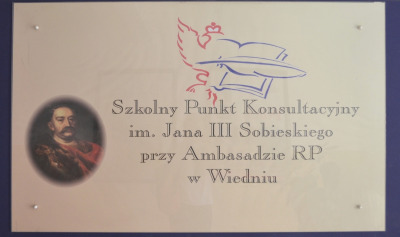 Tablica z portretem Jana III Sobieskiego i napis o treści: Szkolny Punkt Konsultacyjny im. Jana III Sobieskiego przy Ambasadzie RP w Wiedniu.