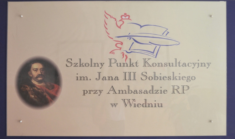 Tablica z portretem Jana III Sobieskiego i napis o treści: Szkolny Punkt Konsultacyjny im. Jana III Sobieskiego przy Ambasadzie RP w Wiedniu.