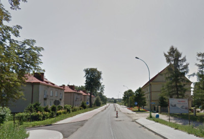 Współczesne zdjęcie. Przedstawia ulicę i domy po prawej i lewej stronie. Jest to ulica Jana III Sobieskiego w Lubaczowie.