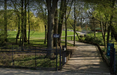 Zdjęcie współczesne przedstawiające park i dróżkę w parku. Jest to Jardin Jean Sobieski.  