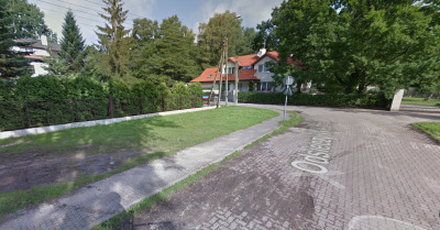 Zdjęcie współczesne. Przedstawia ulicę i dom. Jest to Ulica Odsieczy Wiednia w Warszawie.