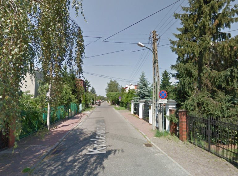 Współczesne zdjęcie. Przedstawia asfaltową drogę, przy której rosną drzewa. Jest to Ulica Królewicza Jakuba w Warszawie. 