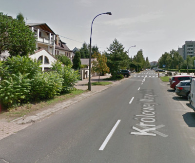 Współczesne zdjęcie. Przedstawia asfaltową drogę w mieście. Jest to Ulica Królowej Marysieńki w Warszawie. 