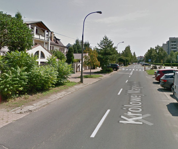 Współczesne zdjęcie. Przedstawia asfaltową drogę w mieście. Jest to Ulica Królowej Marysieńki w Warszawie. 