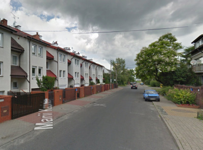 Współczesne zdjęcie. Przedstawia drogę asfaltową i zabudowania po lewej stronie. Jest to Ulica Marii Kazimiery w Warszawie. 