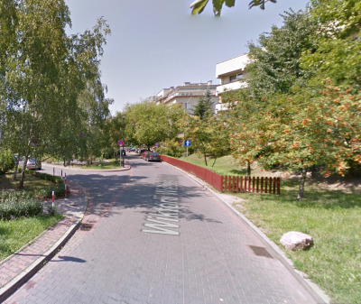 Współczesne zdjęcie. Przedstawia asfaltową drogę w mieście. Jest to Ulica Wiktorii Wiedeńskiej w Warszawie.