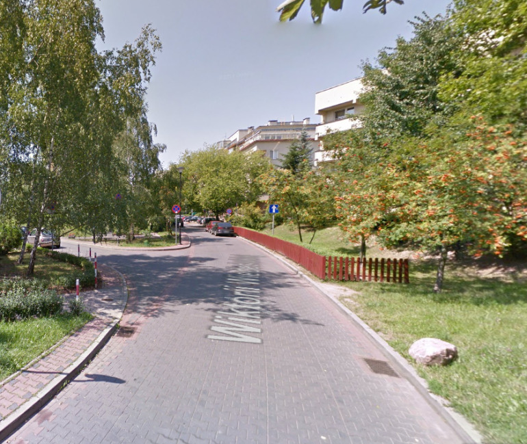 Współczesne zdjęcie. Przedstawia asfaltową drogę w mieście. Jest to Ulica Wiktorii Wiedeńskiej w Warszawie.