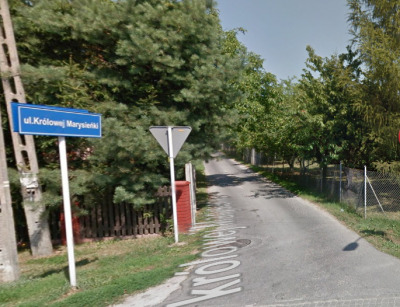 Współczesne zdjęcie. Przedstawia asfaltową drogę, przy której rosną drzewa. Jest to Ulica Królowej Marysieńki w Rzeszowie.