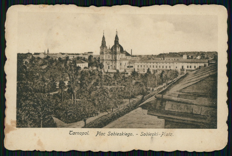 Stara kartka. Przedstawia Plac Sobieskiego w Tarnopolu. Plac Sobieskiego znajdował się w centrum Tarnopola, nieopodal Katedry pw. Niepokalanego Poczęcia NMP. Obecnie miejsce to nazywa się Plac Woli.