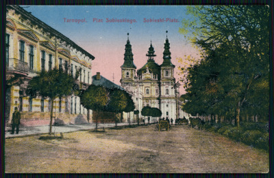 Stara kartka. Przedstawia Plac Sobieskiego w Tarnopolu. Plac Sobieskiego znajdował się w centrum Tarnopola, nieopodal Katedry pw. Niepokalanego Poczęcia NMP. Obecnie miejsce to nazywa się Plac Woli.