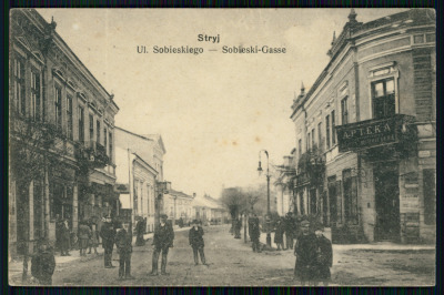 Stara kartka, która przedstawia ulicę Sobieskiego w Stryju. Ulica, niegdyś nosząca imię Jana III Sobieskiego, dziś nosi imię Jewhena Konowalca.