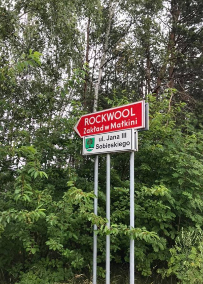 Zdjęcie współczesne. Przedstawia ulicę Jana III Sobieskiego w Małkinii Górnej. 