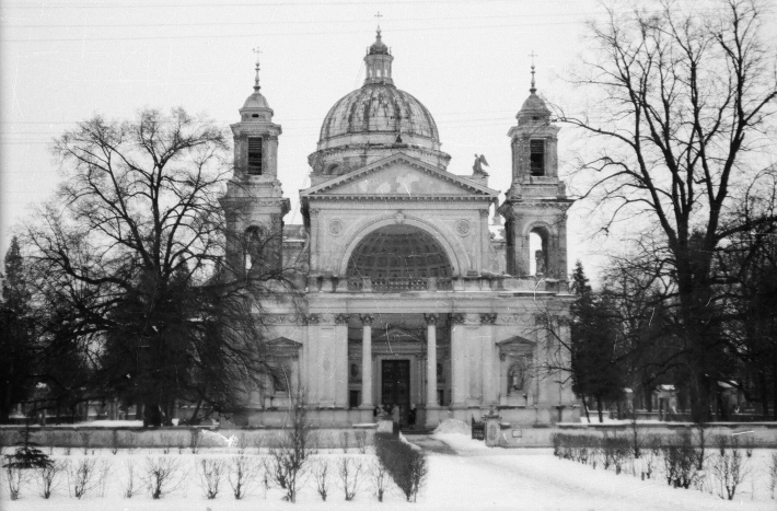 Zima. Kościół Świętej Anny. Widok na wejście główne.