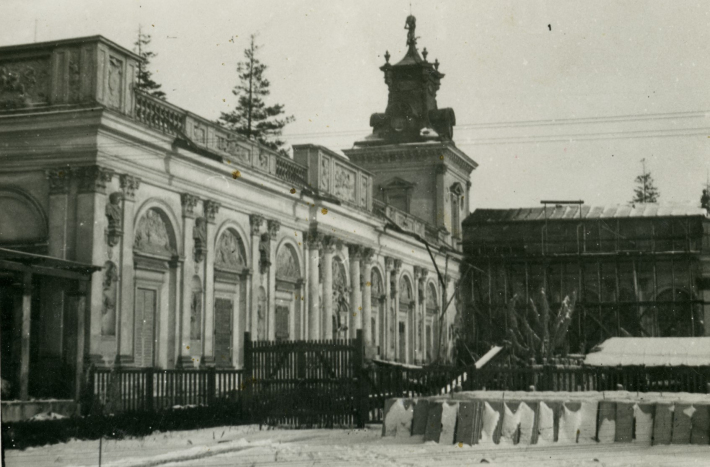 Zima. Fragment skrzydła bocznego pałacu. Przy fasadzie w części centralnej pałacu stoi rusztowanie.