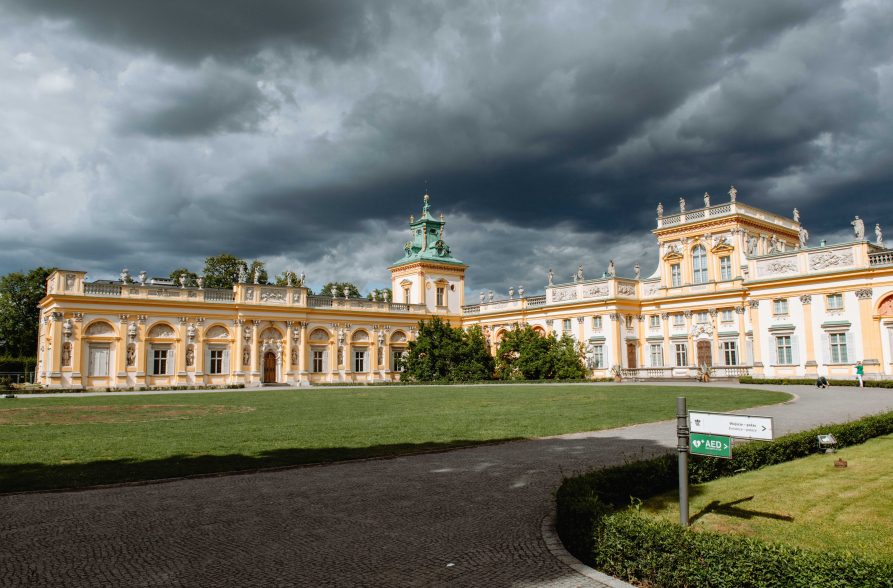 Widok na pałac w Wilanowie. Uwagę zwraca ciemne, zachmurzone niebo.